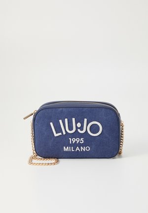 Borsa a tracolla in tessuto blu navy con catena dorata, caratterizzata da un logo ricamato bianco "LIU·JO 1995 MILANO" sul frontale. Forma rettangolare.