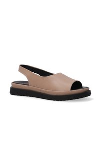 Beige læder slingback sandal med åben tå, kurvet design og en sort gummisål. Har en støttende hælrem og minimal dekoration.