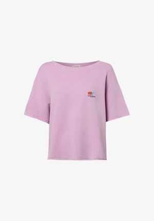 Lila oversized T-shirt met korte mouwen, kleine meerkleurige logo en tekst "LA MAISON AMY" op de linkerborst, ronde halslijn.