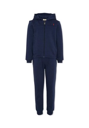 Tuta da bambino blu navy con giacca con cappuccio e zip e pantaloni da jogging abbinati, con piccolo logo rosso sul petto della giacca.