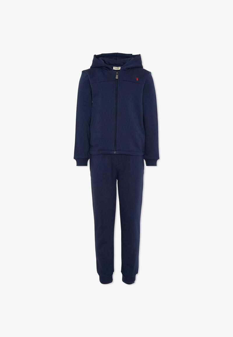 Survêtement enfant bleu marine avec veste à capuche zippée et pantalon de jogging assorti, avec petit logo rouge sur la poitrine de la veste.