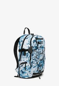 Plecak w biało-niebieskim marmurkowym wzorze. Posiada wiele przegródek, czarne zamki błyskawiczne i regulowane paski. Wzmocnione dno.