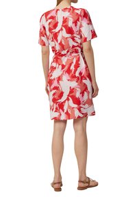 Robe à manches courtes avec un motif floral rouge et blanc, taille cintrée et coupe mi-genou. Fabriquée en tissu texturé ; design décontracté.