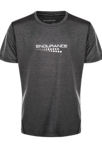 Grå sportt-shirt i 92% polyester. Har en rund halsringning och en tryckt logga "ENDURANCE" i vitt med prickiga detaljer.