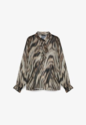 Pitkähihaista blousea, jossa on virtaavaa kangasta ja ruskea- ja kerma-aaltokuvio. Mukana on nauha kaula-aukossa ja rypytetyt hihat.