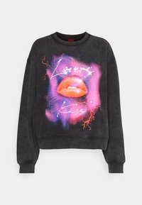 Sudadera negra con cuello redondo, que presenta un diseño gráfico de labios en tonos naranjas y morados, y el texto "Lovers Kiss" en escritura blanca.
