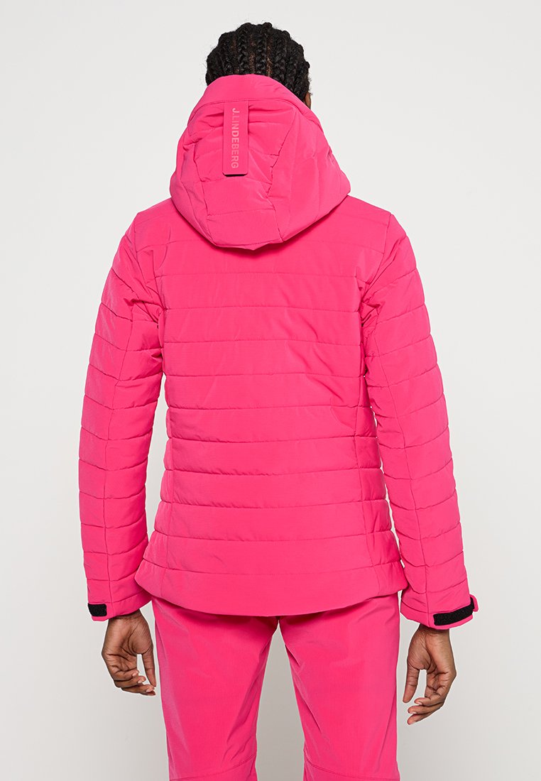 Helle pinke isolierte Jacke mit Kapuze, mit gefütterten Mustern, elastischen Bündchen und einem Logolabel auf der Rückseite. Glatte Textur.