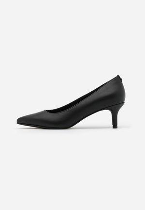 Escarpin en cuir noir à bout pointu, petit talon kitten, finition lisse et talon fermé, présenté de profil sur fond blanc.