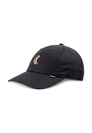 Schwarze Baseballkappe mit einem kleinen, auf der Vorderseite aufgestickten Cartooncharakter, der einen gelben Hut trägt; Markenetikett an der Seite des Schirms.