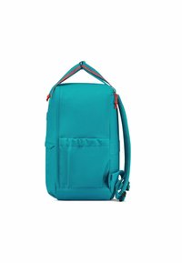 Aqua kleurige stoffen rugzak met een rechthoekige vorm, gaasaccenten, een voorvak en een verstelbare schouderband. Voorzien van rode hardware details.
