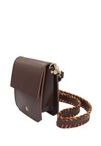 Sac en cuir marron à bandoulière avec un rabat, doté d'une sangle tissée aux accents rouge, orange et jaune. Détails en métal doré visibles.