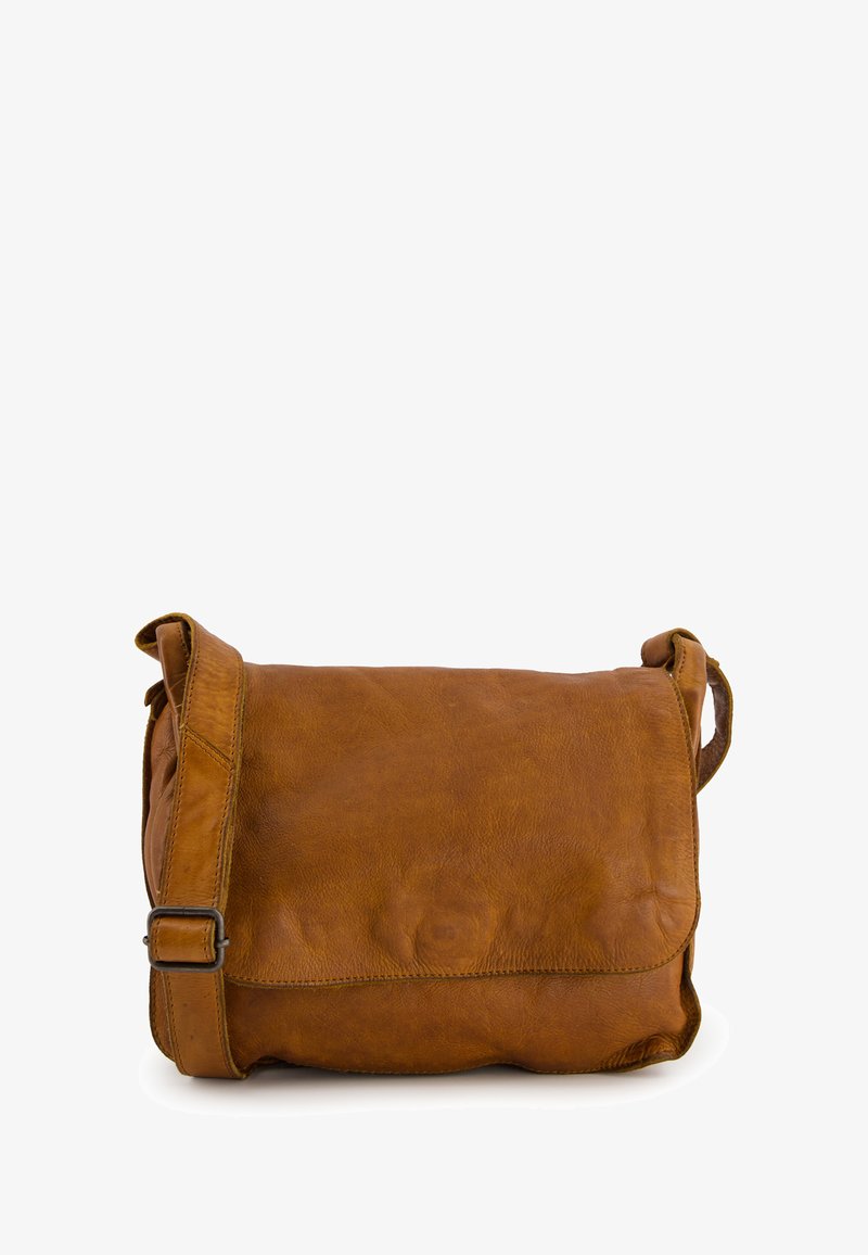 Brun læder messenger taske med en fold-over klap, justerbar rem og minimal hardware. Har en tekstureret overflade og bløde kanter.