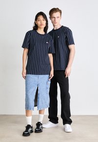Tommy Jeans VERTICAL STRIPE TEE UNISEX - Camiseta estampada - dark night navy