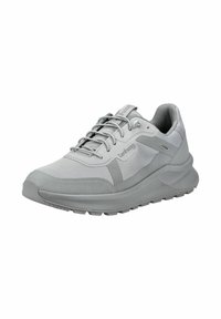 Grauer Sportschuh mit Mesh-Obermaterial und Wildlederakzenten. Verfügt über eine gepolsterte Sohle, strukturierte Muster und eine traditionelle Schnürung.