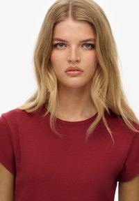 Bordeaux kortærmet t-shirt med rund hals, lavet af blødt, glat stof; tætsiddende design med et afslappet udtryk.
