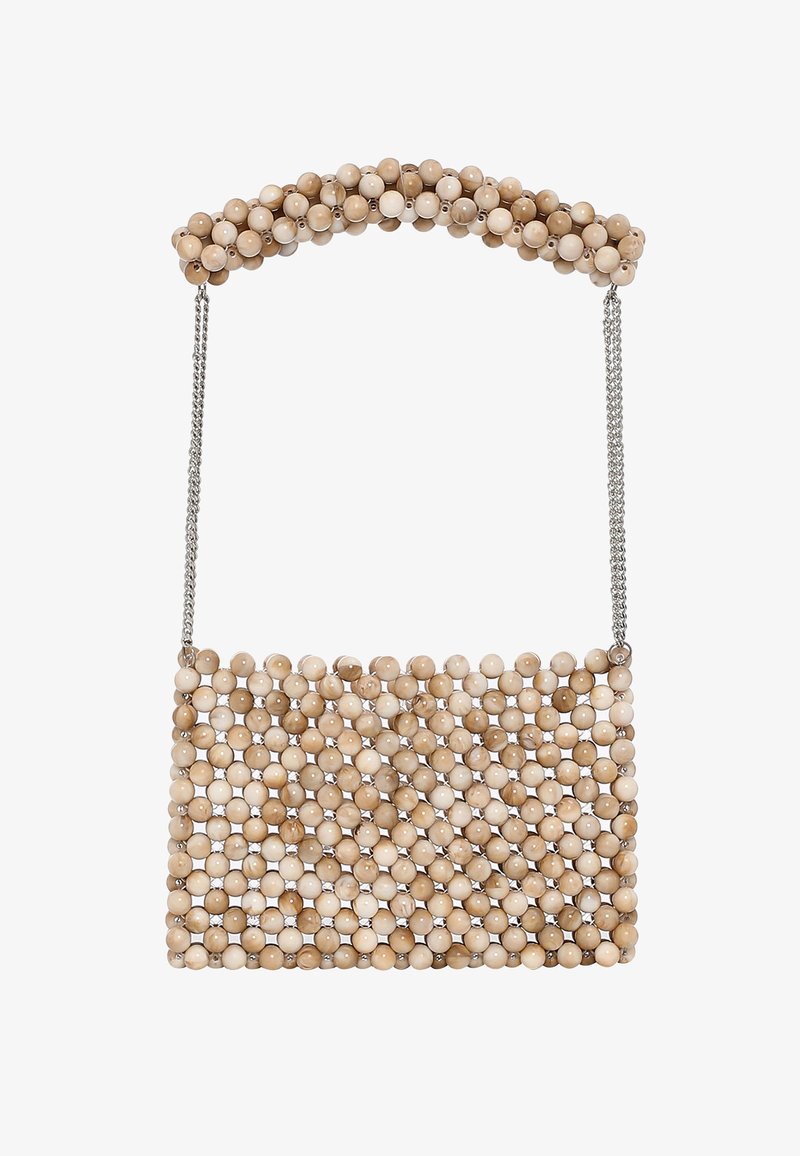Pärkad handväska med en beige och off-white färgschema, som har ett runt handtag och en silverskedja. Texturerade sfäriska pärlor.