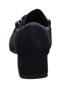 Scarpa con tacco alto in camoscio blu navy, con punta arrotondata e un dettaglio a fibbia. Texture opaca con tacco liscio e suola robusta.