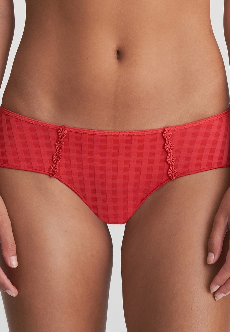 Czerwone, w kratkę majtki bikini z kwiatowymi koronkowymi akcentami z boków, charakteryzujące się miękką fakturą i gładkim elastycznym pasem.