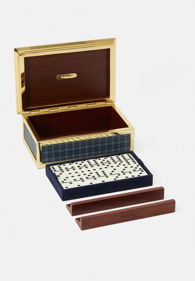 Set di domino in legno in una scatola con rifiniture dorate. Presenta un esterno a quadri, domino di colore crema con punti neri, un vassoio in velluto blu profondo e due supporti in legno.