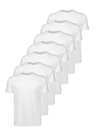 Sieben schlichte weiße T-Shirts mit kurzen Ärmeln, in einer gestaffelten Reihe von vorne nach hinten auf weißem Hintergrund angeordnet.