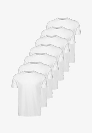 Zeven eenvoudige, witte T-shirts met korte mouwen, gerangschikt in een verspringende rij van voor naar achter op een witte achtergrond.