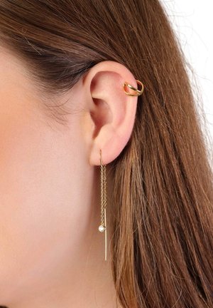 Gouden oorbellen met een lange ketting, een kleine cirkelvormige accent en een rechte staaf als hanger. Draagt in een doorboord oor met een hoepelklink.