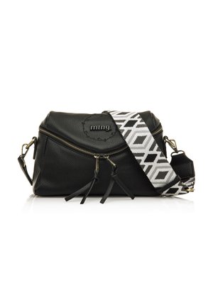 Sac bandoulière en cuir noir avec double fermeture éclair, couture détaillée et une sangle à motifs en noir et blanc avec des accents géométriques.