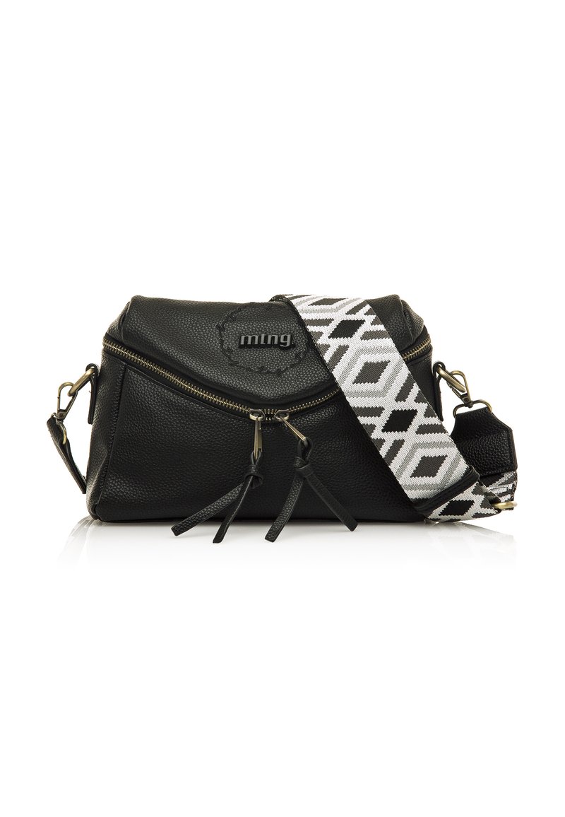 Borsa a tracolla in pelle nera con doppia cerniera, cucitura dettagliata e una tracolla a fantasia in bianco e nero con accenti geometrici.