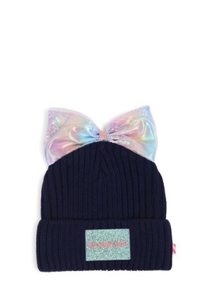 Bonnet en maille côtelée bleu marine avec un grand nœud irisé et un patch rectangulaire scintillant portant l'étiquette "Billieblush" à l'avant.