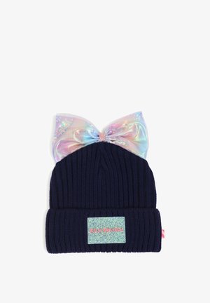 Bonnet en maille côtelée bleu marine avec un grand nœud irisé et un patch rectangulaire scintillant portant l'étiquette "Billieblush" à l'avant.