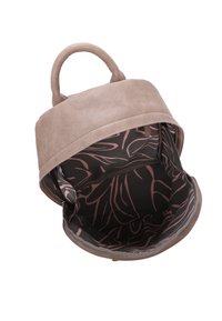 Mochila de imitación de cuero marrón con forma redondeada, que cuenta con un asa superior y un interior negro forrado con patrones de hojas rosas.