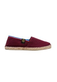 Espadrille en toile bordeaux avec semelle en jute, arborant une bande bleue et rouge sur le dessus et une étiquette de logo sur le côté.