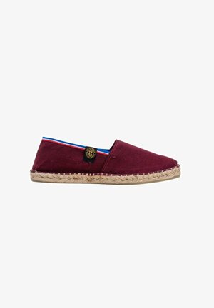 Espadrille en toile bordeaux avec semelle en jute, arborant une bande bleue et rouge sur le dessus et une étiquette de logo sur le côté.