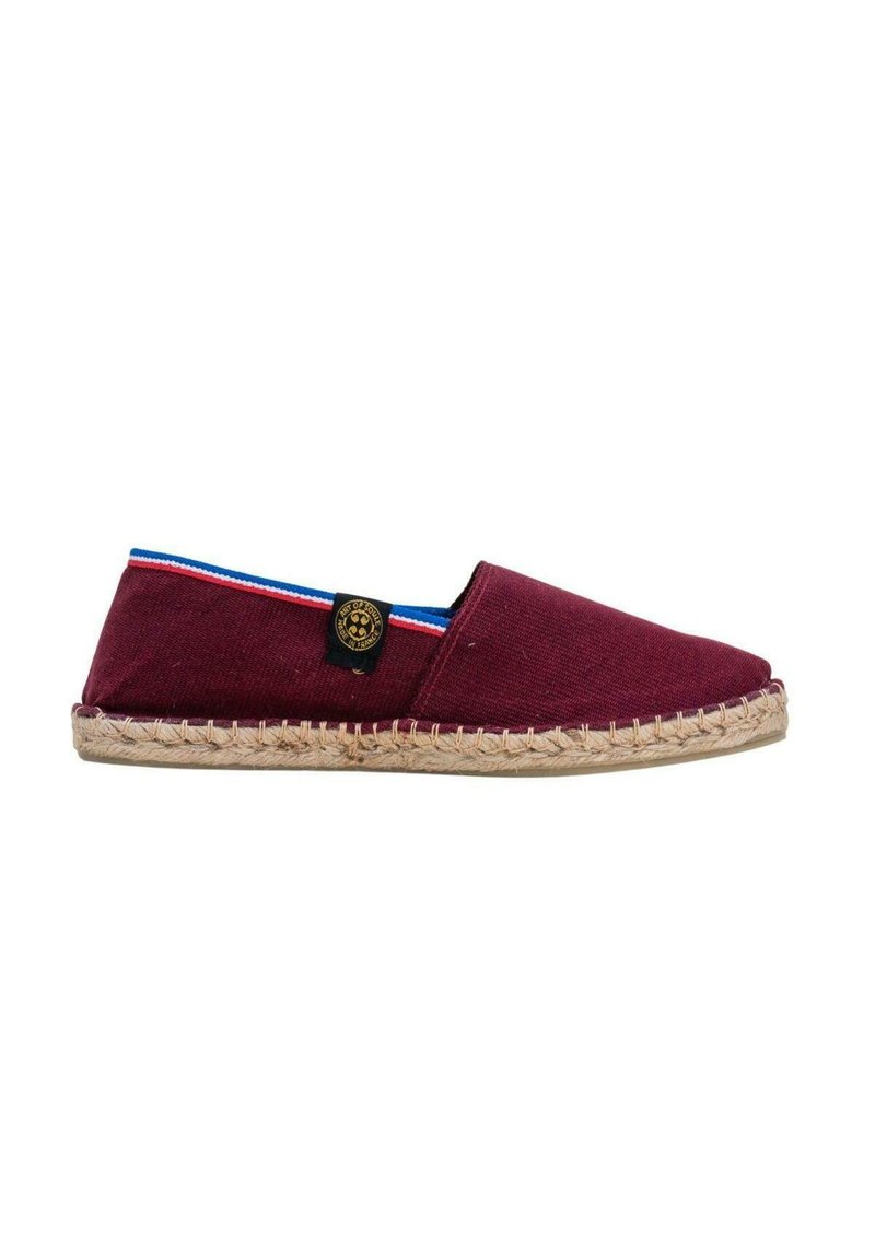Espadrille en toile bordeaux avec semelle en jute, arborant une bande bleue et rouge sur le dessus et une étiquette de logo sur le côté.