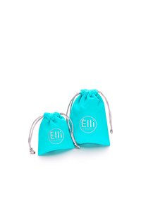 Zwei türkisfarbene Stoffbeutel mit Kordelzug, einer größer und einer kleiner, versehen mit einem silbernen Logo, das "Elli We Love Jewels" liest.