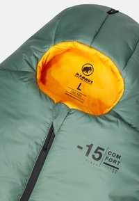 Zielony śpiwór z żółtym wnętrzem, z zamkiem błyskawicznym i napisem "-15°C COMFORT", zaprojektowany do temperatury do -15°C.