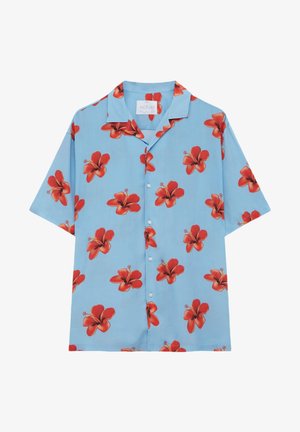 Camisa de manga corta azul claro con botones, estampado de flores de hibisco rojo y cuello camp.