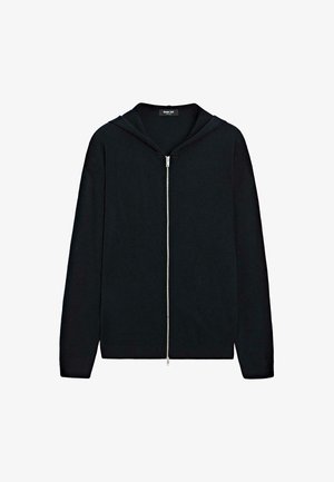 Zwarte zip-up hoodie van zacht materiaal, met een gevoerde capuchon, lange mouwen en geribde manchetten en zoom. Minimalistisch ontwerp zonder patronen.