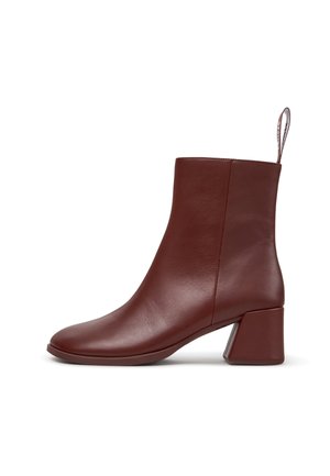 Stivaletto in pelle marrone con tacco a blocco e linguetta sul retro, mostrato in profilo su sfondo bianco.