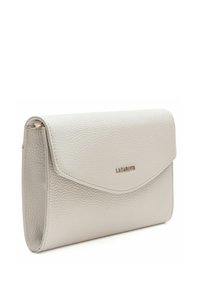 Texturiertes, hellgraues Leder-Clutch mit Klappenverschluss und goldenen Beschlägen. Verfügt über ein dezentes, geprägtes Logo auf der Front für Details.