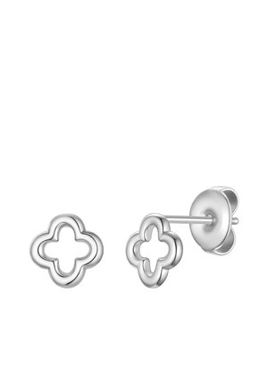 Sølvøreringe med åben firkløverdesign, sikret med butterfly-låse, vist på en ensfarvet hvid baggrund.