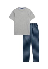 Šedé tričko s krátkým rukávem spárované s tmavě modrými pruhovanými pyžamovými kalhotami s šňůrkou v pase a různé modrobílé pruhy.