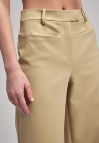 adL ANTONIA - Kalhoty - light olive