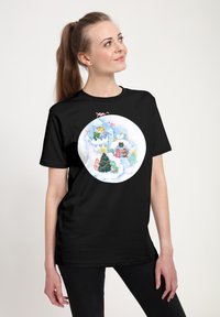 Camiseta negra con un gráfico circular que representa una escena invernal con un árbol, nubes y personajes coloridos en tonos pasteles.