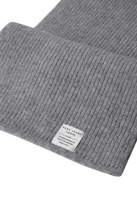 Sciarpa grigia lavorata a maglia con trama a costine, dotata di un'etichetta con il marchio "Pepe Jeans London". Materiale morbido con bordo ripiegato.