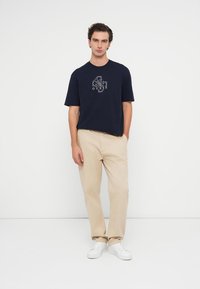 Guess BASIC QUATTRO TEE - T-shirt con stampa - smart blue