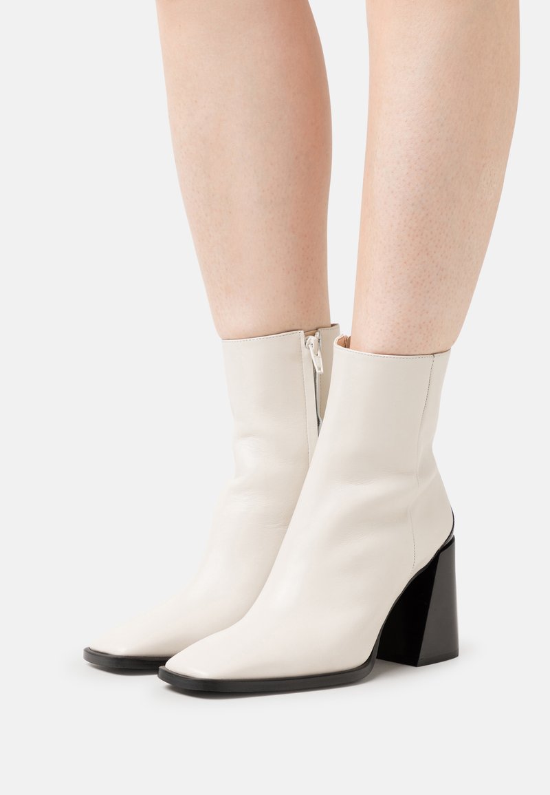 Pilar Heel - White