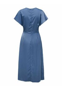 Niebieska midi sukienka z krótkimi falbankowymi rękawami, wysokim dekoltem, ukrytym zamkiem błyskawicznym z tyłu i gładką, Satynową teksturą.