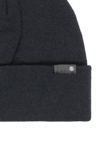 Beanie lavorato a maglia grigio scuro con risvolto. Presenta un piccolo tag rettangolare in tessuto con un logo sul lato. Materiale testurizzato e allungabile.