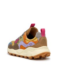 Wielokolorowe sneakersy wykonane z zamszowych i siateczkowych materiałów, w kolorystyce tan, pomarańczowym, fioletowym i szarym, z grubą gumową podeszwą i różowymi akcentami.